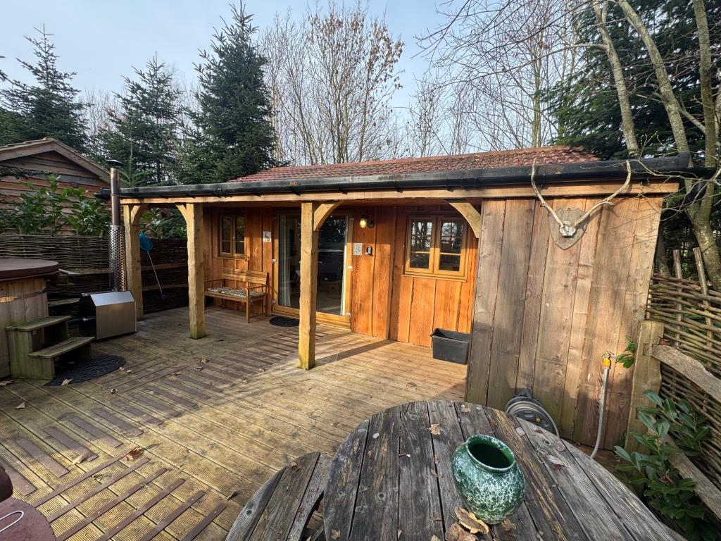 Lot: 43566 - COUNTRY ESTATE COMPRISING 5 BEDROOM MANOR HOUSE, WEDDING VENUE WITH 7 BEDROOM HOUSE, 6 ECO LODGES, 5 COTTAGES, 2 TENNIS COURTS, WORKSHOP AND ANCILLARY ACCOMMODATION - SET IN OVER 20 ACRES - Hare Lodge